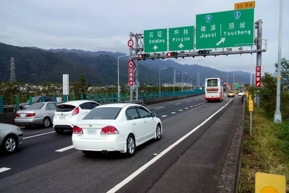 元旦國道疏運　首度延長凌晨0時至10時全線免收費