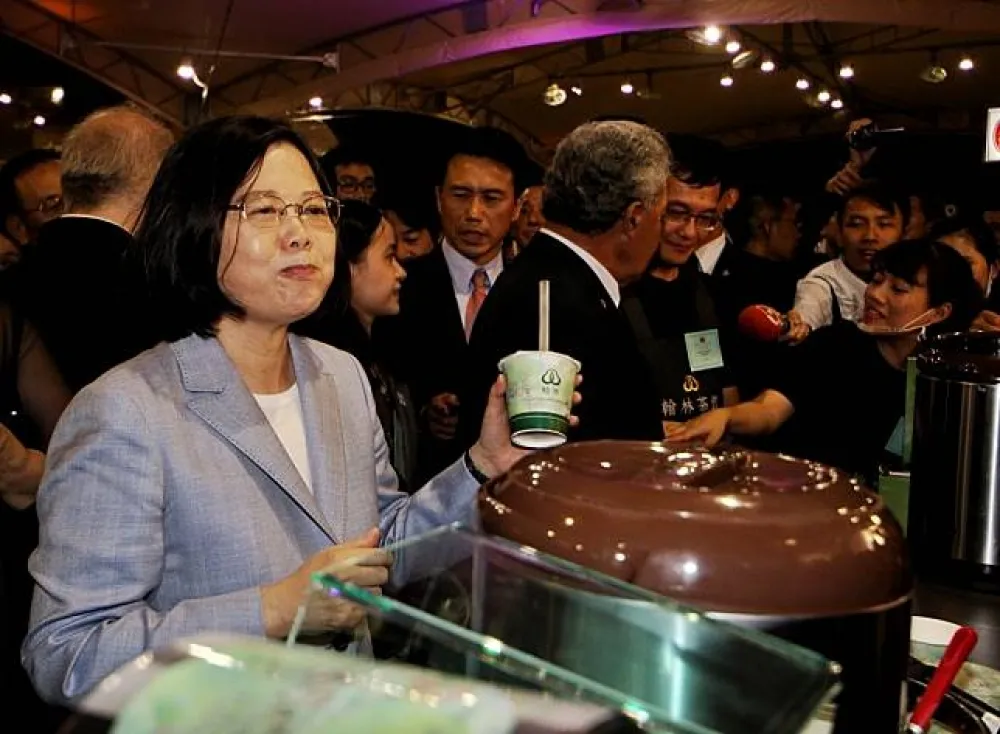 【圖輯】國慶酒會很台味　蔡總統喝杯珍奶再趕下一攤