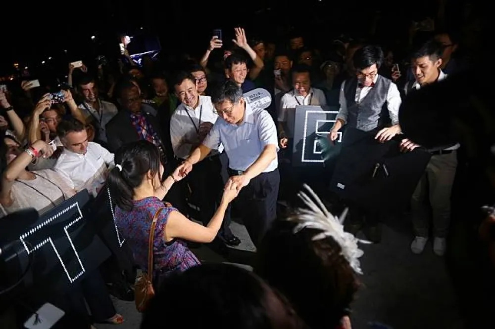 「白晝之夜」遭鬧場抗議　市府發言人、攝影官受傷幸柯P無恙