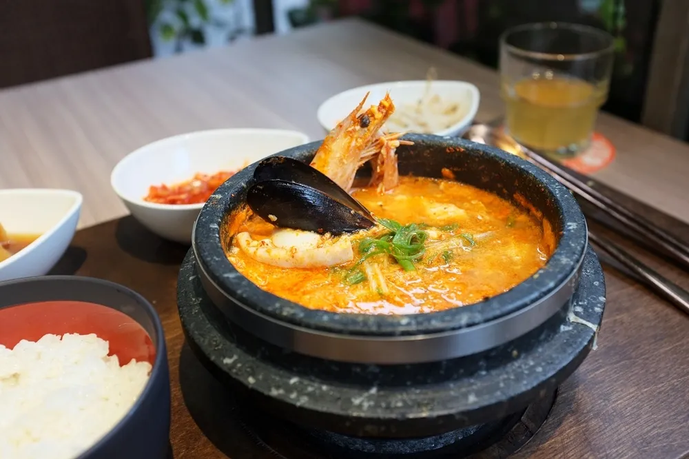 【有片】新美式韓國豆腐鍋「豆豆里 DODOLI」18日開幕　每日限量100份！