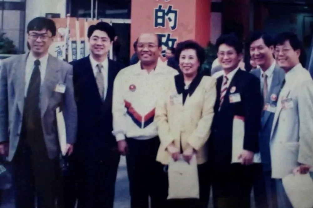 拿出21年前與卓榮泰合照　段宜康：想不透他發脾氣由來?