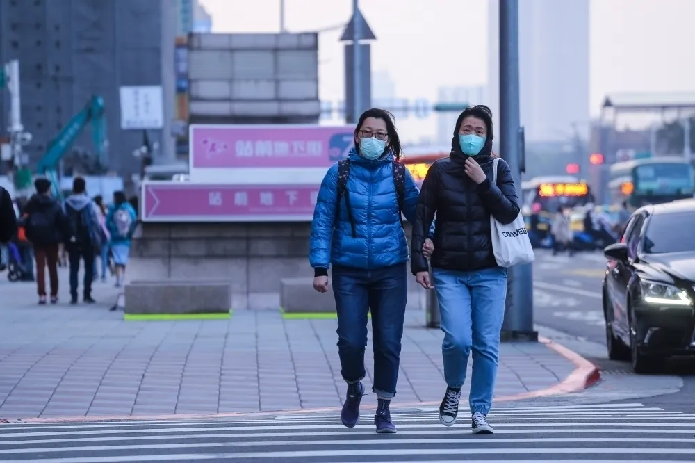 【愈晚愈冷】入冬最強冷氣團夾霾害　18日最低溫剩11℃