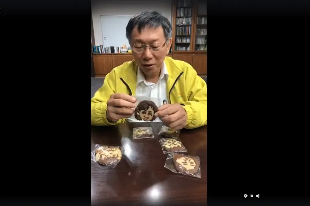 【直播】柯文哲2100與粉絲開講　秀Q版「阿北」餅乾