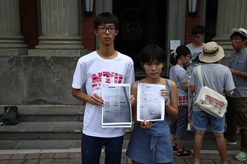 【直播】台大濺血事件真相不大白 　學生要問清楚拒絕摸頭　