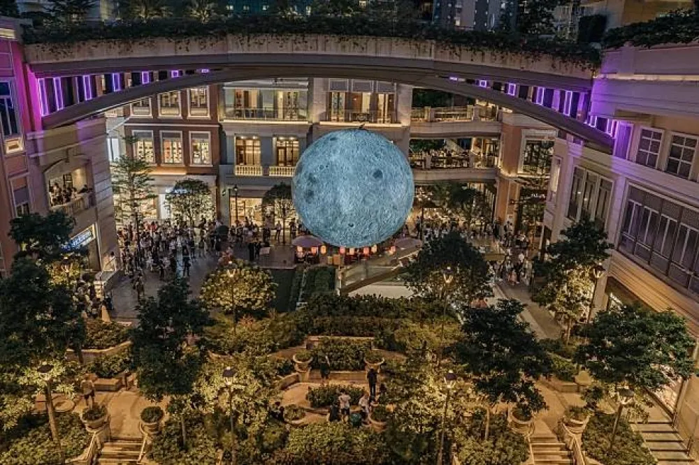巨型月亮現身香港利東街　同時朝聖大坑舞火龍