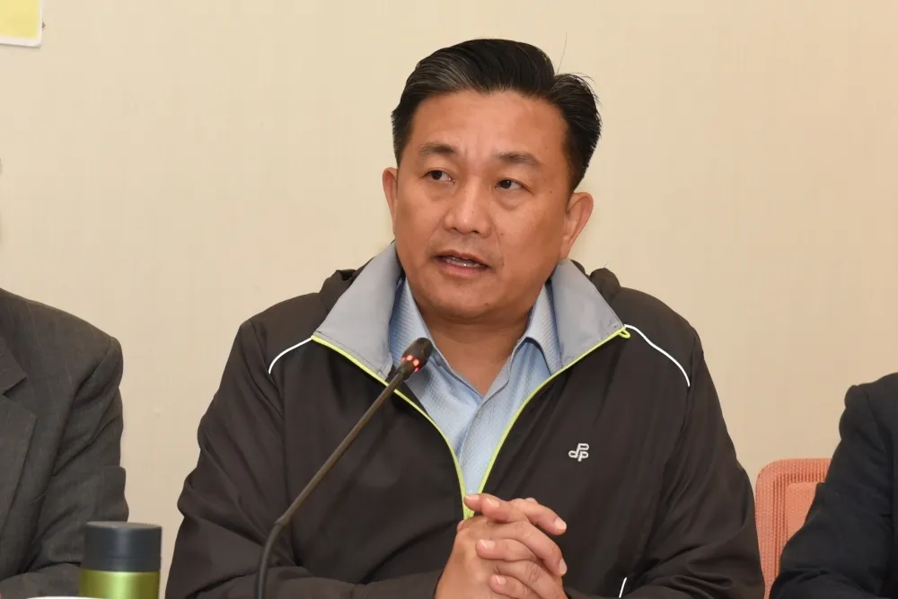 南市代理市長卸任前竟重新發照　   王定宇怒批龍崎掩埋場借屍還魂