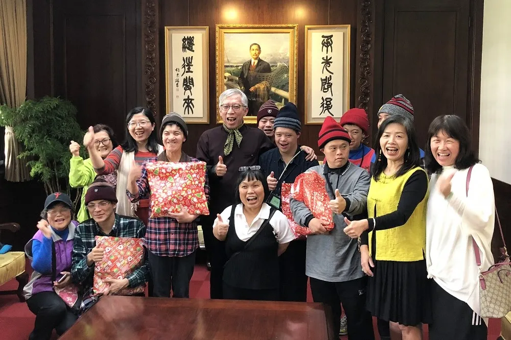 館長提前致贈聖誕禮物！國父紀念館鼓勵提供身心障礙朋友工作機會