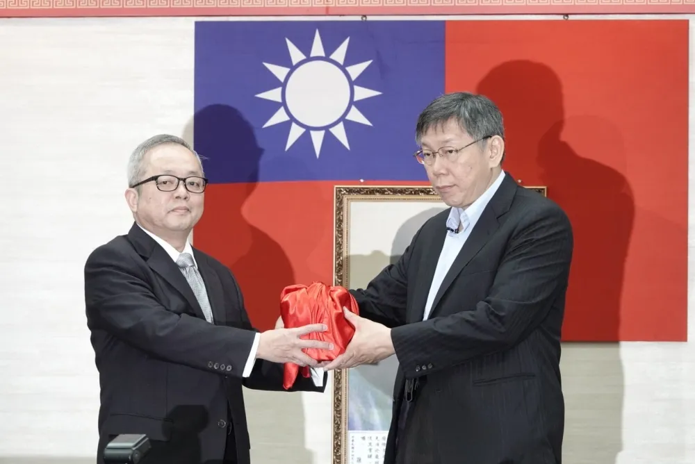 「超極簡風」就職典禮5分鐘結束　柯文哲：努力工作