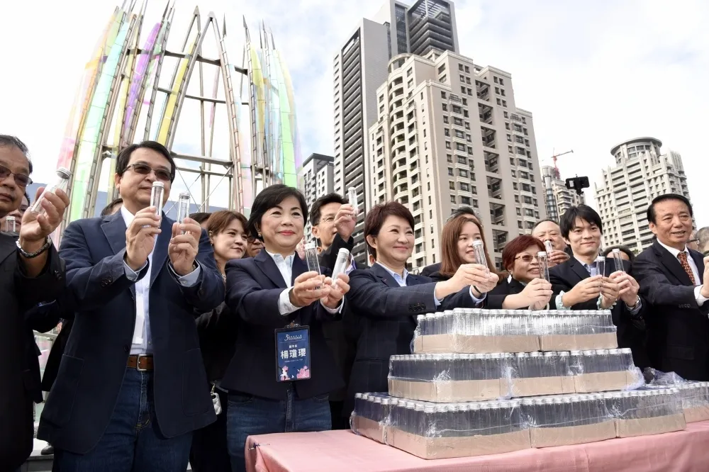 盧秀燕就職自掏腰包贈萬瓶「谷關空氣」　網酸：不如送包洋芋片