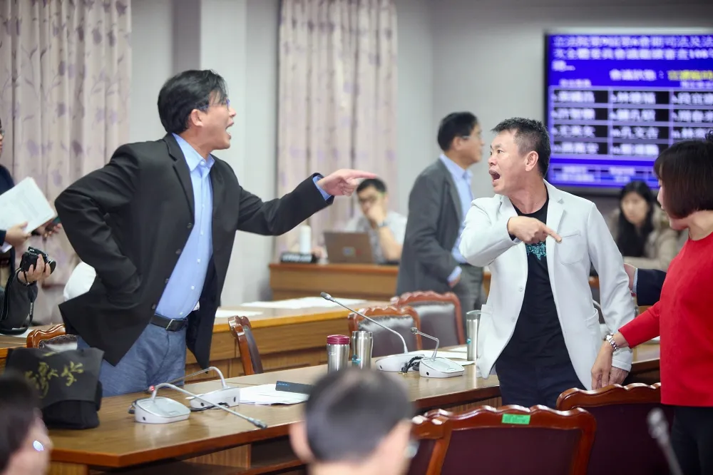 促轉會預算藍綠支持送院會協商　黃國昌不滿與柯建銘互嗆流氓