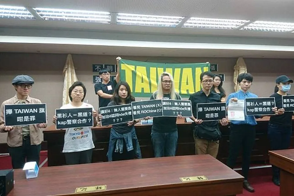 拿台灣旗被擄走　獨派團體質疑黑衣人士身分