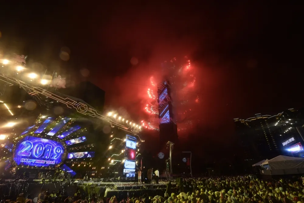 【瘋跨年圖輯】2019來吧！　追星賞煙火High翻北市府