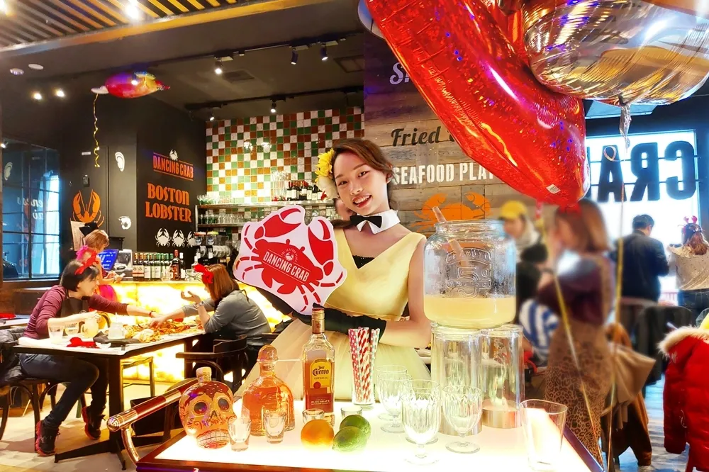 【試吃片】店員舞力全開！「DANCING CRAB 蟹舞」進駐微風南山　整隻龍蝦霸氣上桌