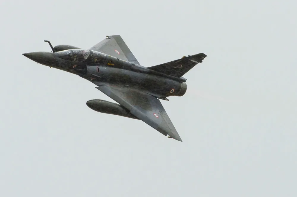 法國空軍幻象2000D戰機墜毀東部山區　2飛行員下落不明