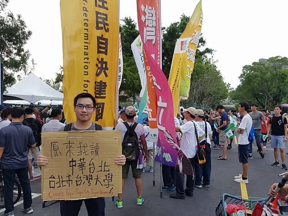 不滿校內田徑場遭中國選秀節目破壞　台大生抗議濺血