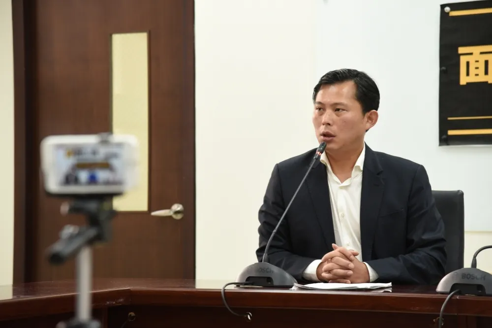 投書：國民黨參戰　黃國昌告急