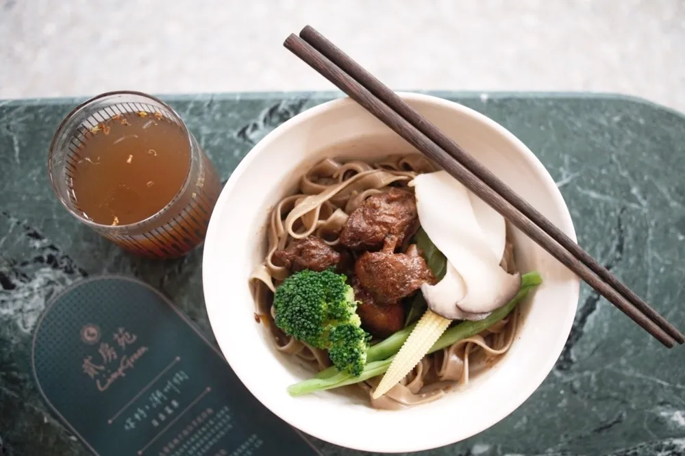 辣子雞丁、乾拌鵝油、臺式香腸　貳房苑的老屋計畫與鄉愁之味
