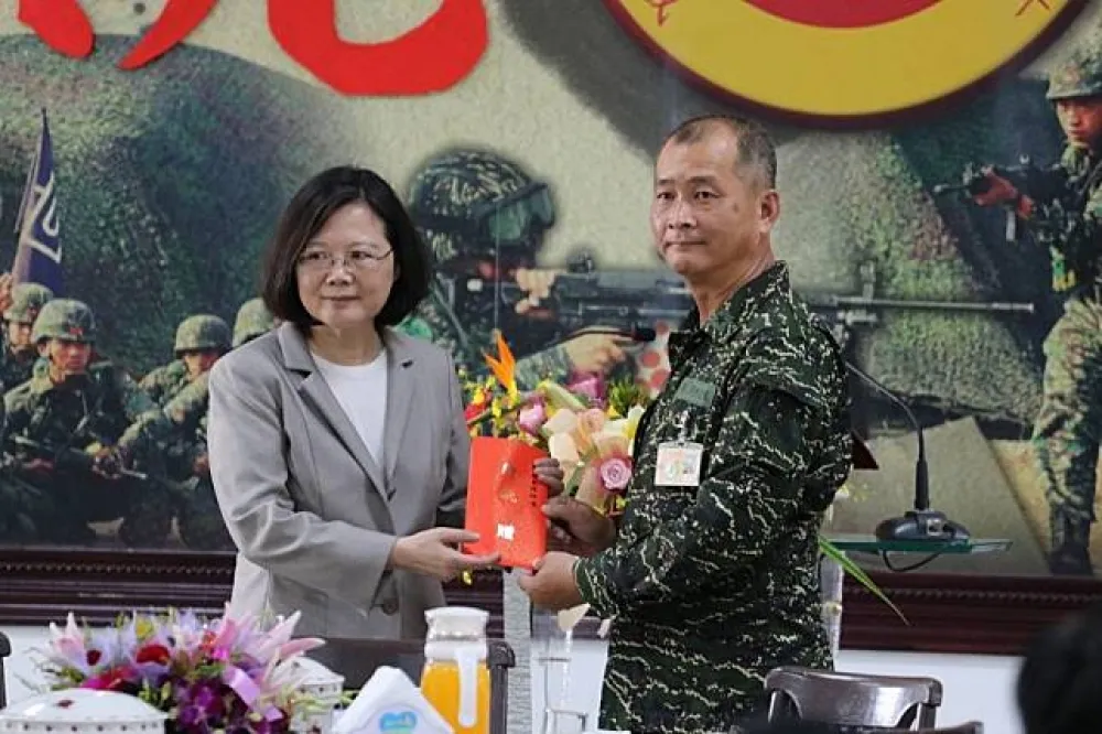 蔡英文訪陸戰隊送加菜金　未來還有戰鬥加給