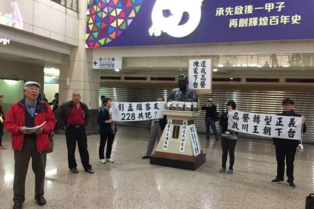 高醫大校方槓董事會　深夜移除「偽創辦人」父親陳中和銅像