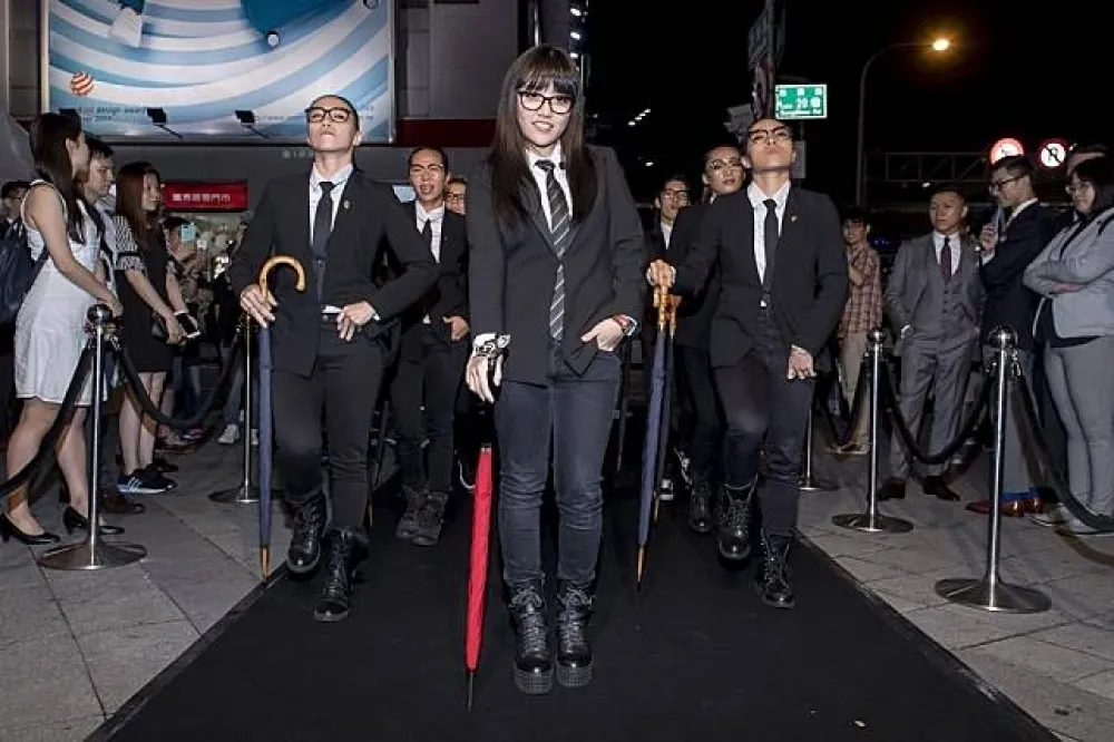 世大運英雄化身紳士牛仔於《金牌特務》首映會　大獻紅毯初體驗