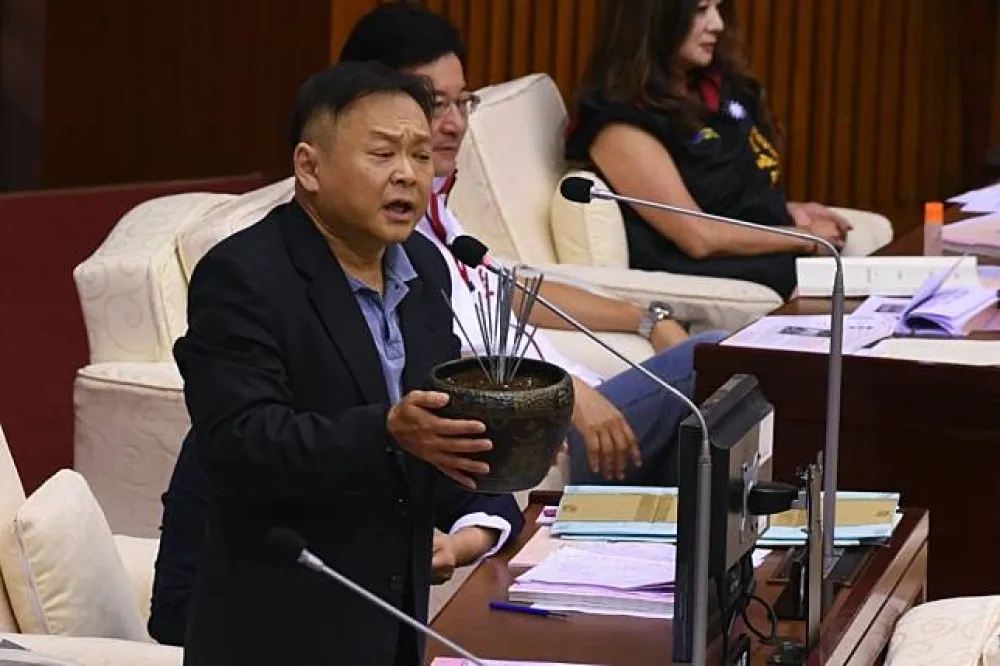 酸柯P政治版妙禪　王世堅送香爐：你是人不是神