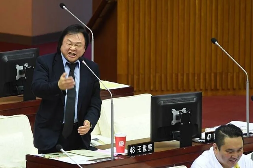 王世堅再轟口譯哥　別跟柯文哲一樣得了便宜又賣乖