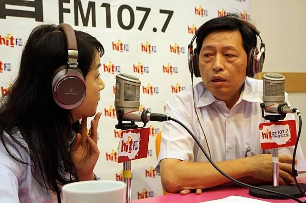 柯文哲一下墨綠一下淺紅　綠委批：比敵人更可怕