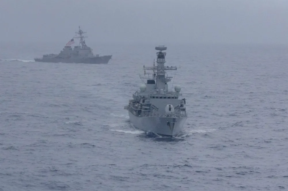 【堅守「航行自由」】持續挑戰北京　英美雙軍艦赴南海聯合演習