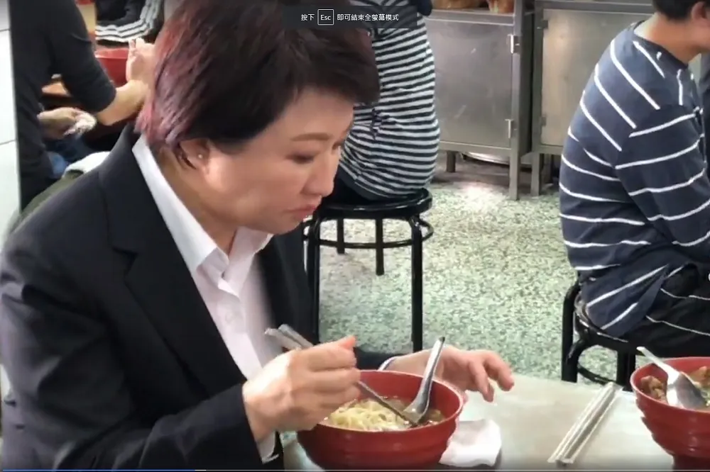 【直播】現身豐原區吃美食　盧秀燕大啖排骨酥麵　