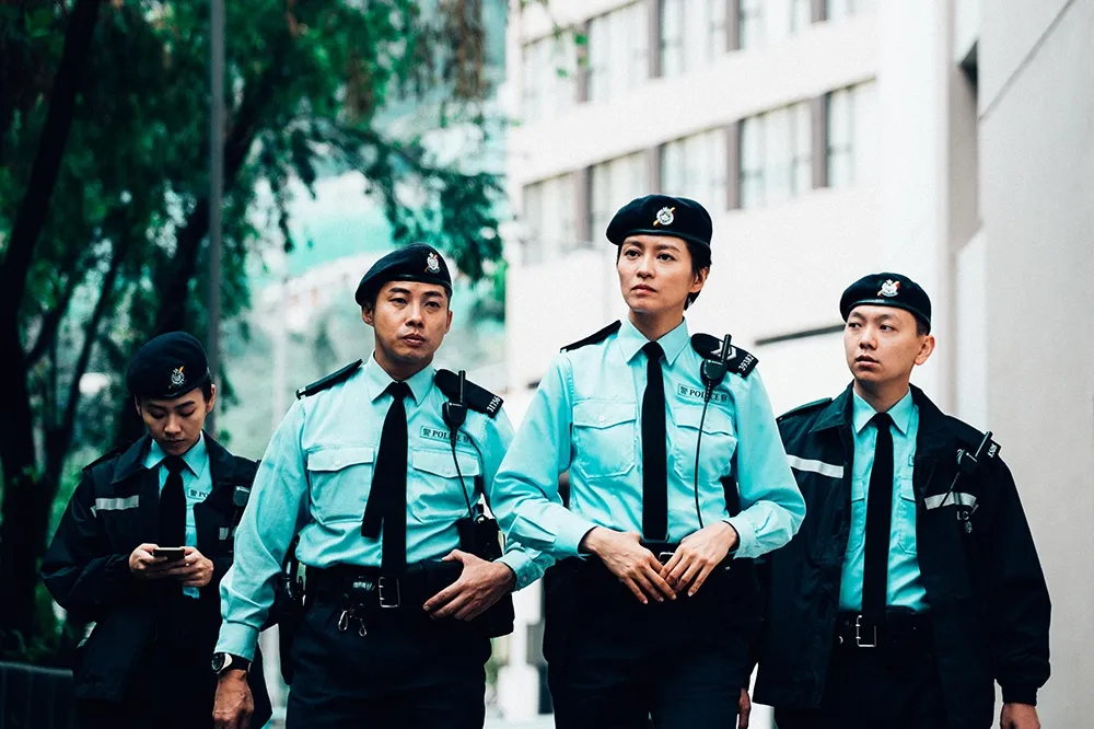 玉女掌門人梁詠琪穿警裝出演《恭喜八婆》　不但要會吵架還要滿足導演慾望