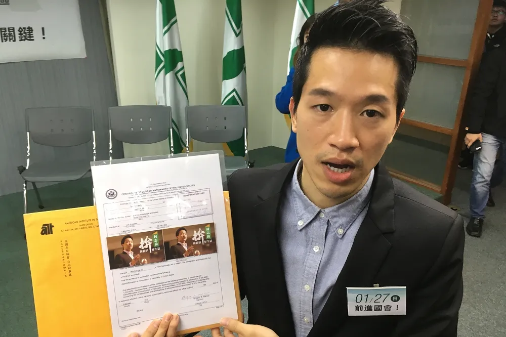 陳思宇緊咬雙重國籍　何志偉秀文件打臉：10年前已放棄