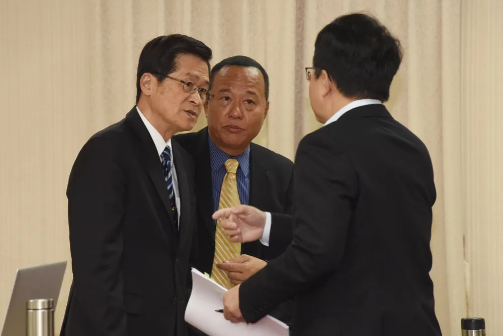 【軍改新震盪】嚴德發允爭取恢復撥付　「補足退除給與差額」恐成新戰場