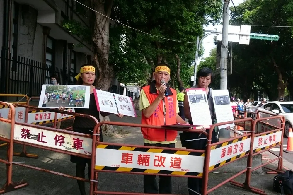 【直播】反年改團體「送小英上班」　轉往政院抗議