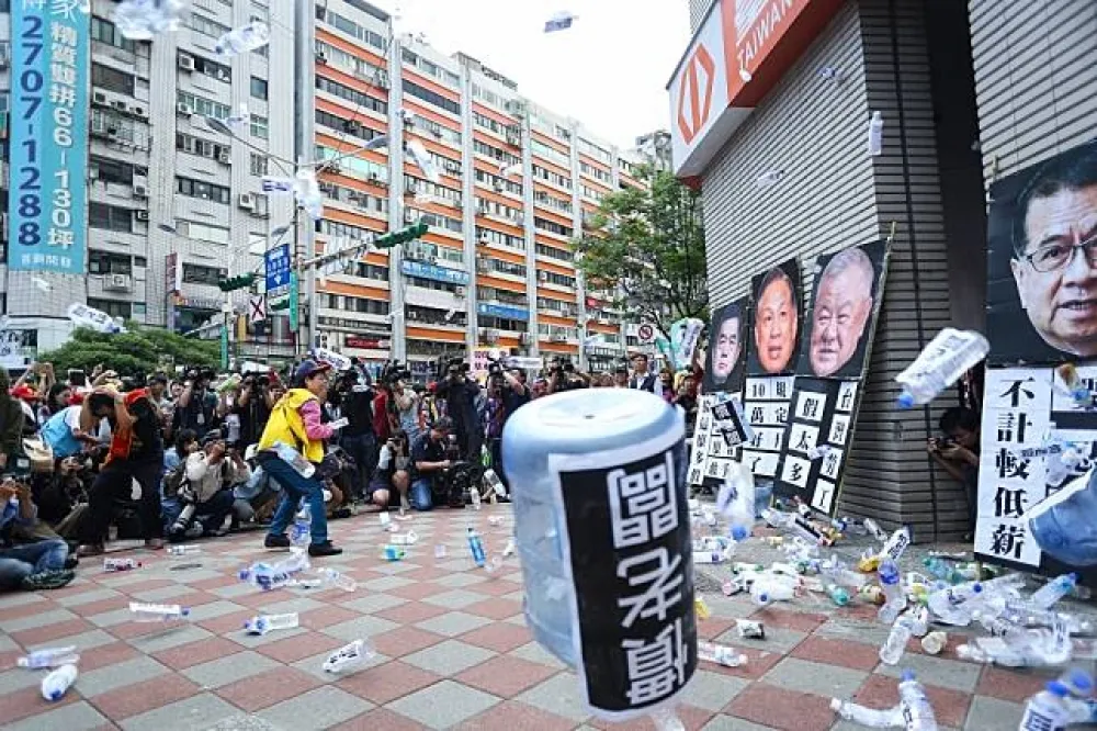 【五一勞工上街頭】要年輕人忍耐低薪　慣老闆被砸成「罐」老闆