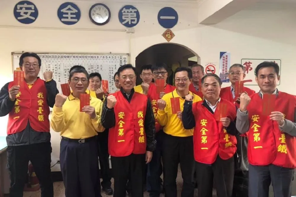 台鐵硬要員工穿背心PO網　林佳龍怒：張政源立刻停止勉強同仁