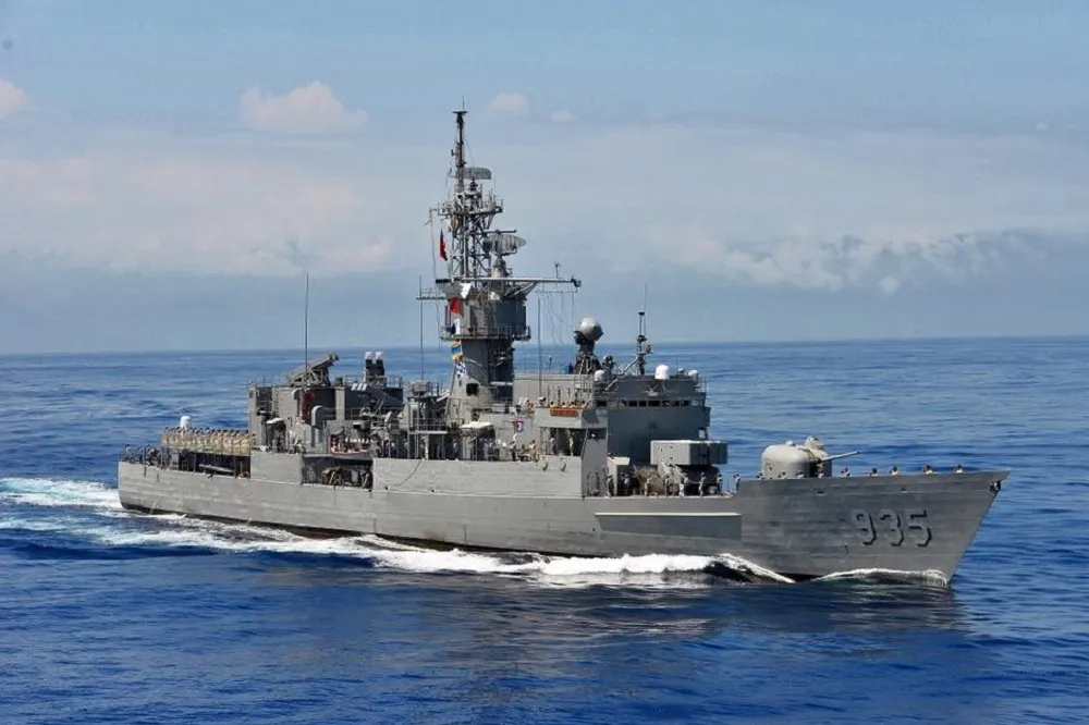 2軍艦遭麗娜輪撞擊破損　海軍今進行船體封補作業
