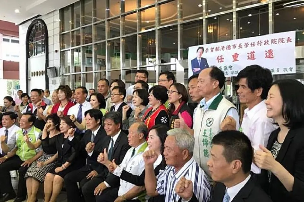 賴清德赴議會道別　謝龍介作詩秘雕送行秀