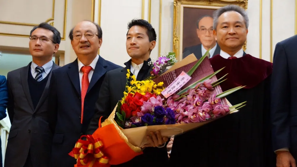 【酸酸的】何志偉立委就職　「曾經的柯粉」倒戈送「忍」字花籃