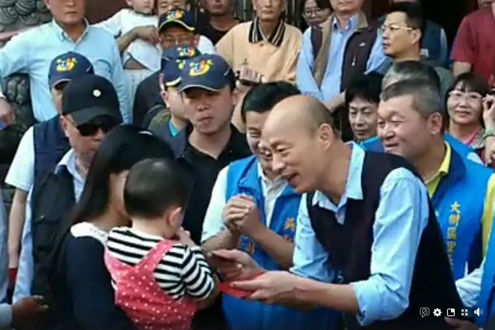 【直播】又是滿滿人潮排隊　  韓國瑜大樹、大社區發紅包