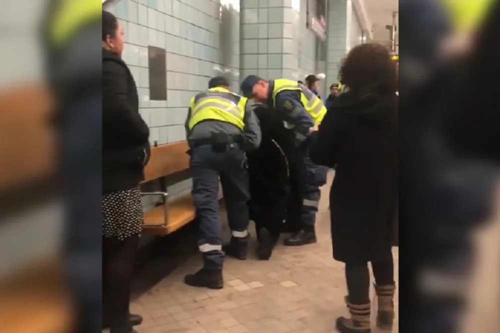 【執法過當爭議】瑞典警衛強力壓制未購票非裔孕婦　遭批種族歧視