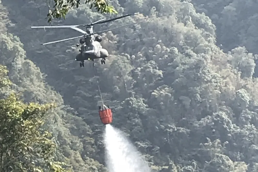 【有片】國軍CH-47直升機再出動！　撲救南投森林大火