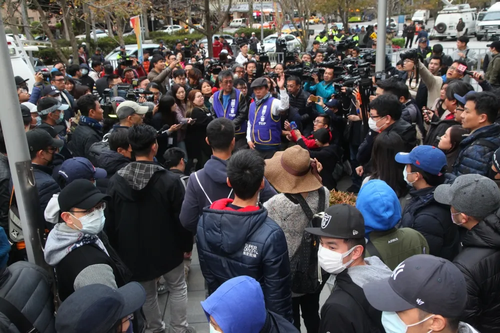 【華航罷工重啟談判】勞資雙方面露微笑步會場　場外架護欄防衝突
