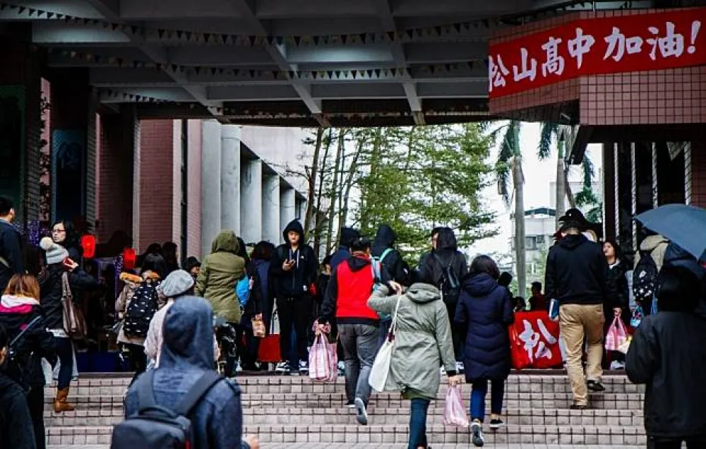 【文白爭議】教團建議比照數學分版　學生可自由選擇　