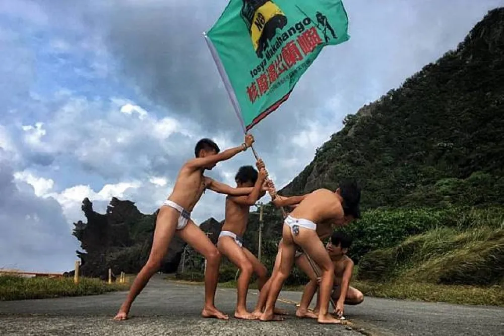  原民日蘭嶼全島豎旗　「在核廢未遷出前，我們拒絕接受道歉！」