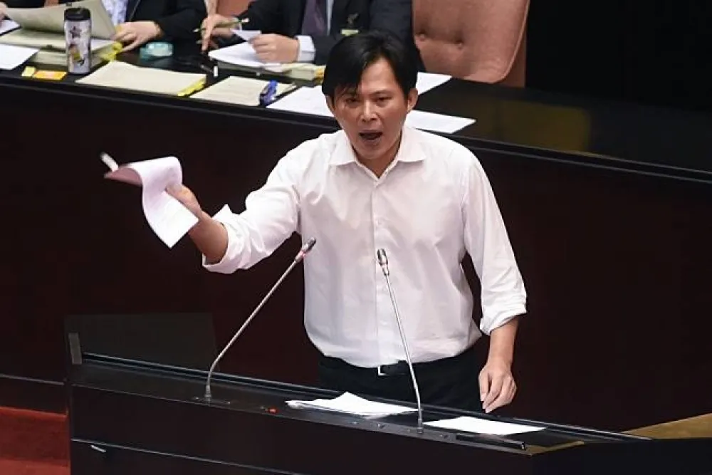 黃國昌踢爆　金管會研究報告抄襲中國網路新聞　