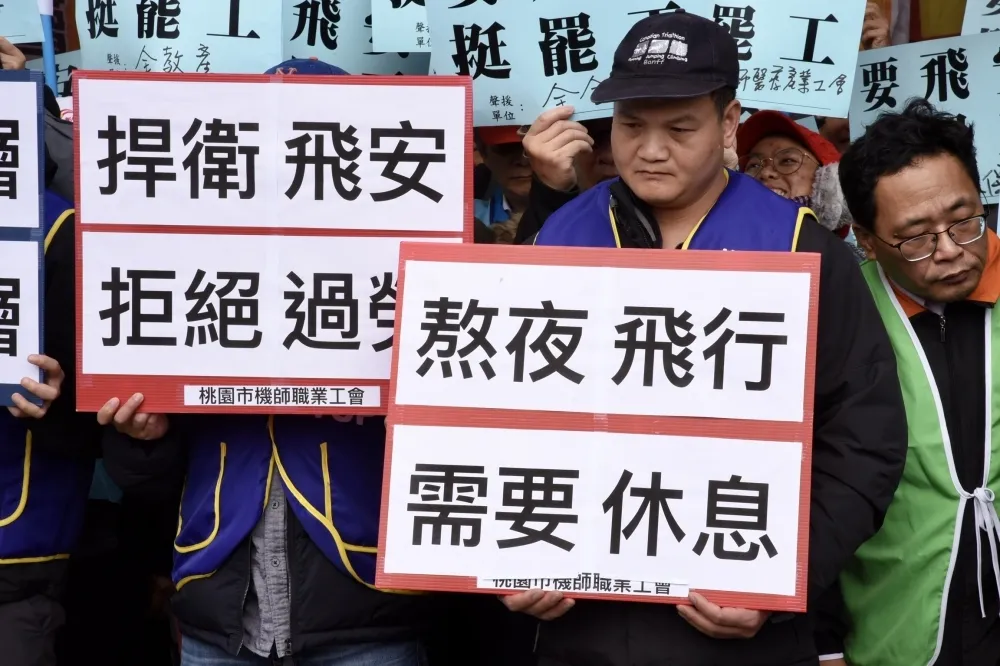 【不要藍鳥比雞腿】長榮機師挺罷工　嗆華航資方「派人來向長榮學學」