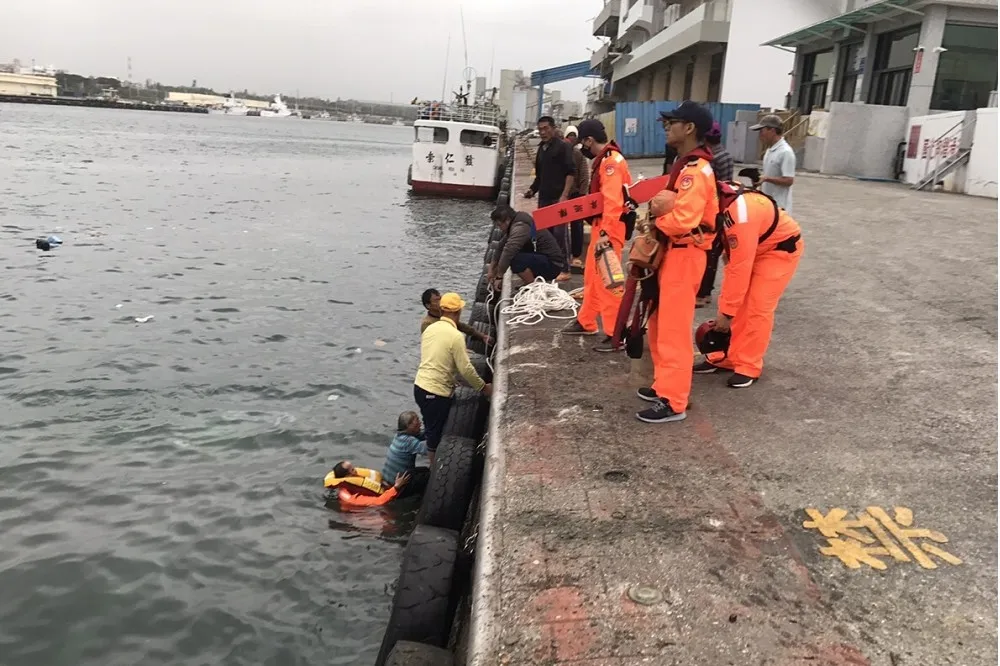 【花蓮風真大】吊車翻覆工人急跳海　30秒後浮上海面「還好命大」