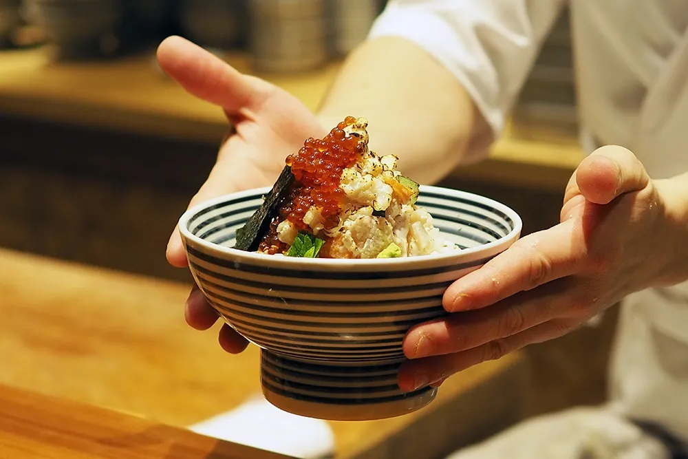 著情侶裝享「買一送一」！つじ半 台灣限定炙燒海鮮丼 2/14 全球獨賣