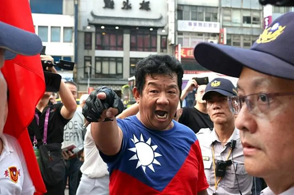 【獨家捕捉】國旗哥暴衝世大運閉幕　發狠K警「見一個劈一個」