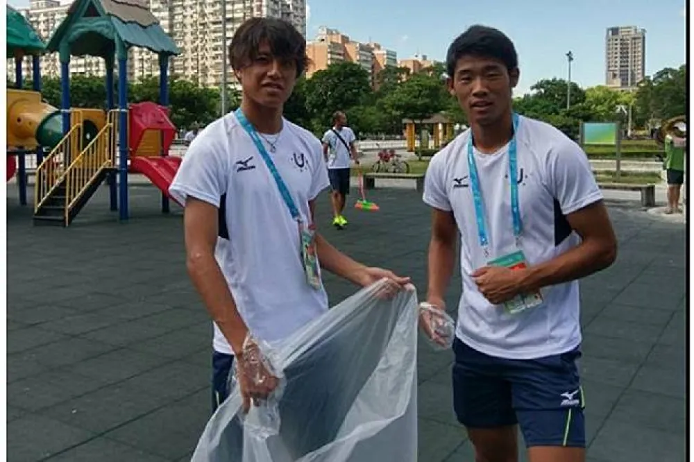 日本足球隊超窩心舉動　林口公園自發打掃網友讚爆